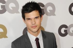 2011__06__Taylor_Lautner_June1newsnea 300×196.jpg