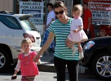 2010__02__Jennifer_Garner_Feb16_main 225×164.jpg