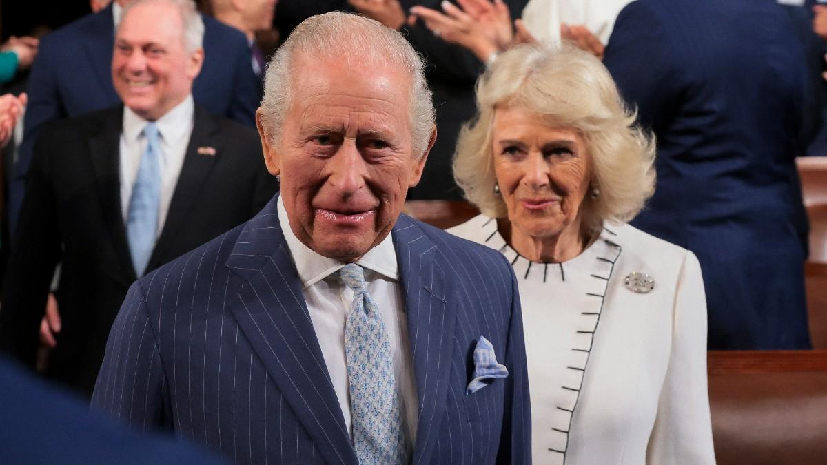fox news host escorted queen camilla after breaking protocol