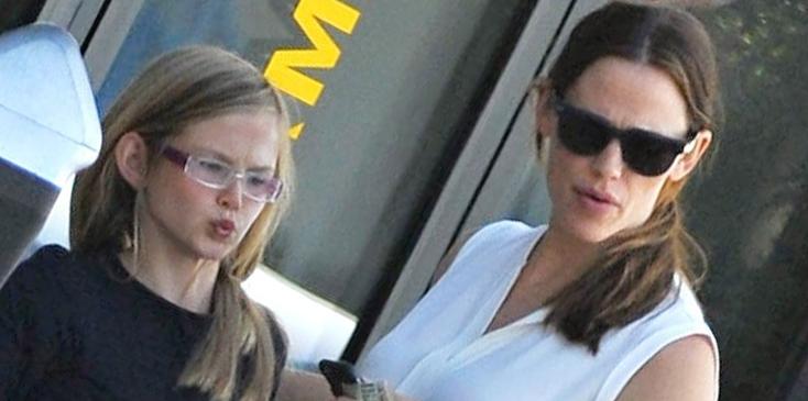 Jennifer Garner lets look a like daughter Violet Affleck wear lipstick in public