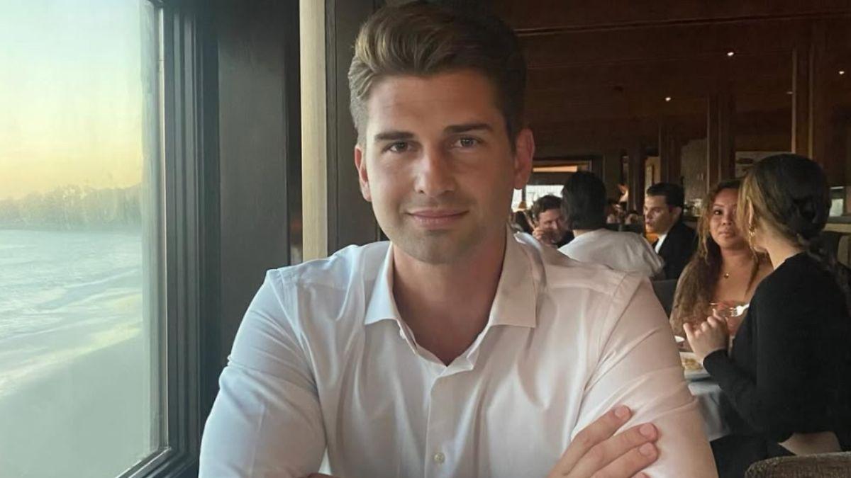 image of Fox News reporter Bill Melugin said he didn't have to show ID after showing his ticket.