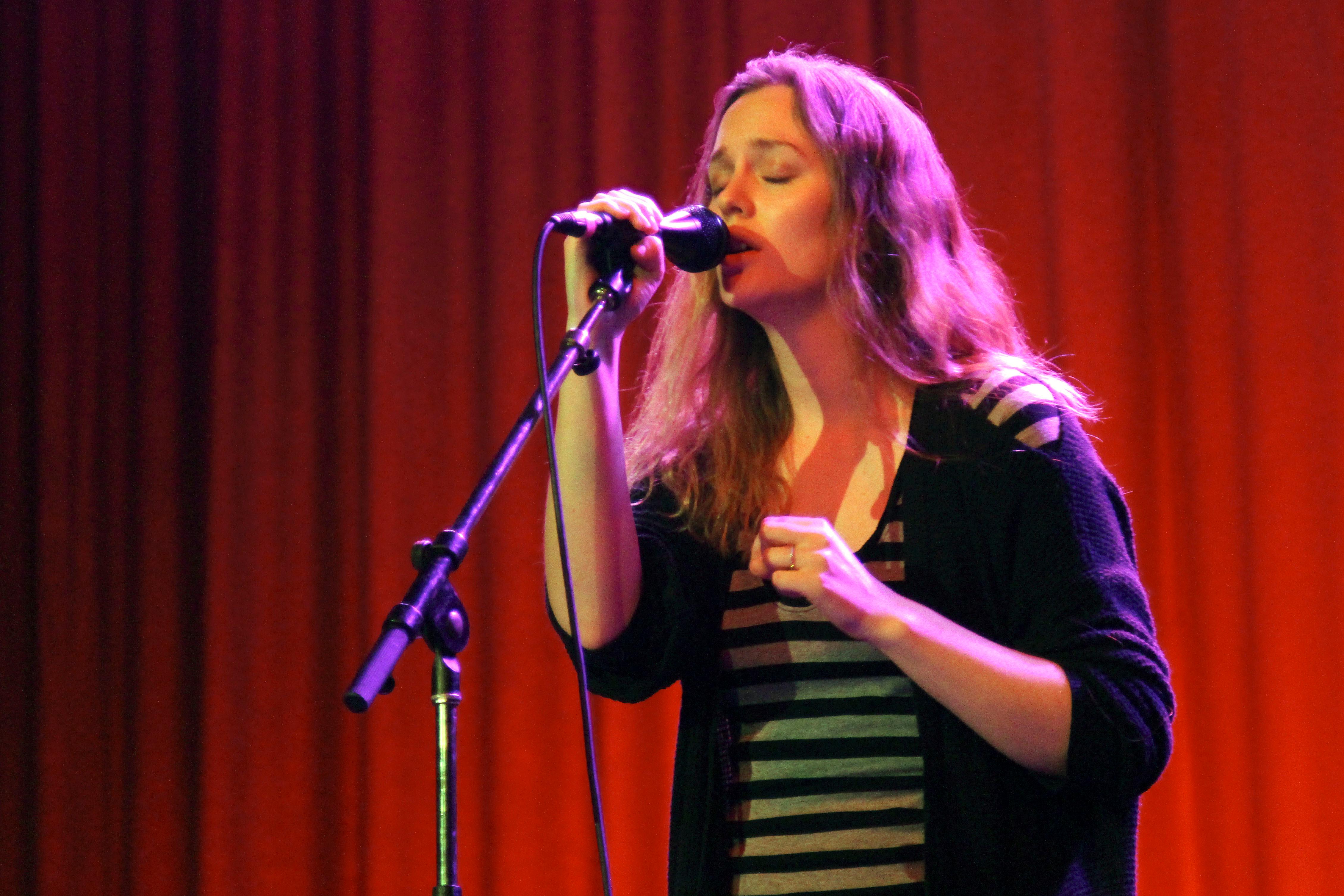 Leighton Meester concert performance amidst pregnancy rumors