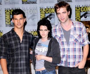 2010__05__taylor_kristen_rob_may5news 300×247.jpg