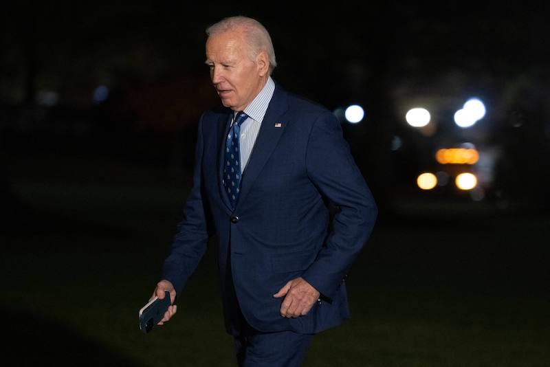 joe biden confused wreath veterans day