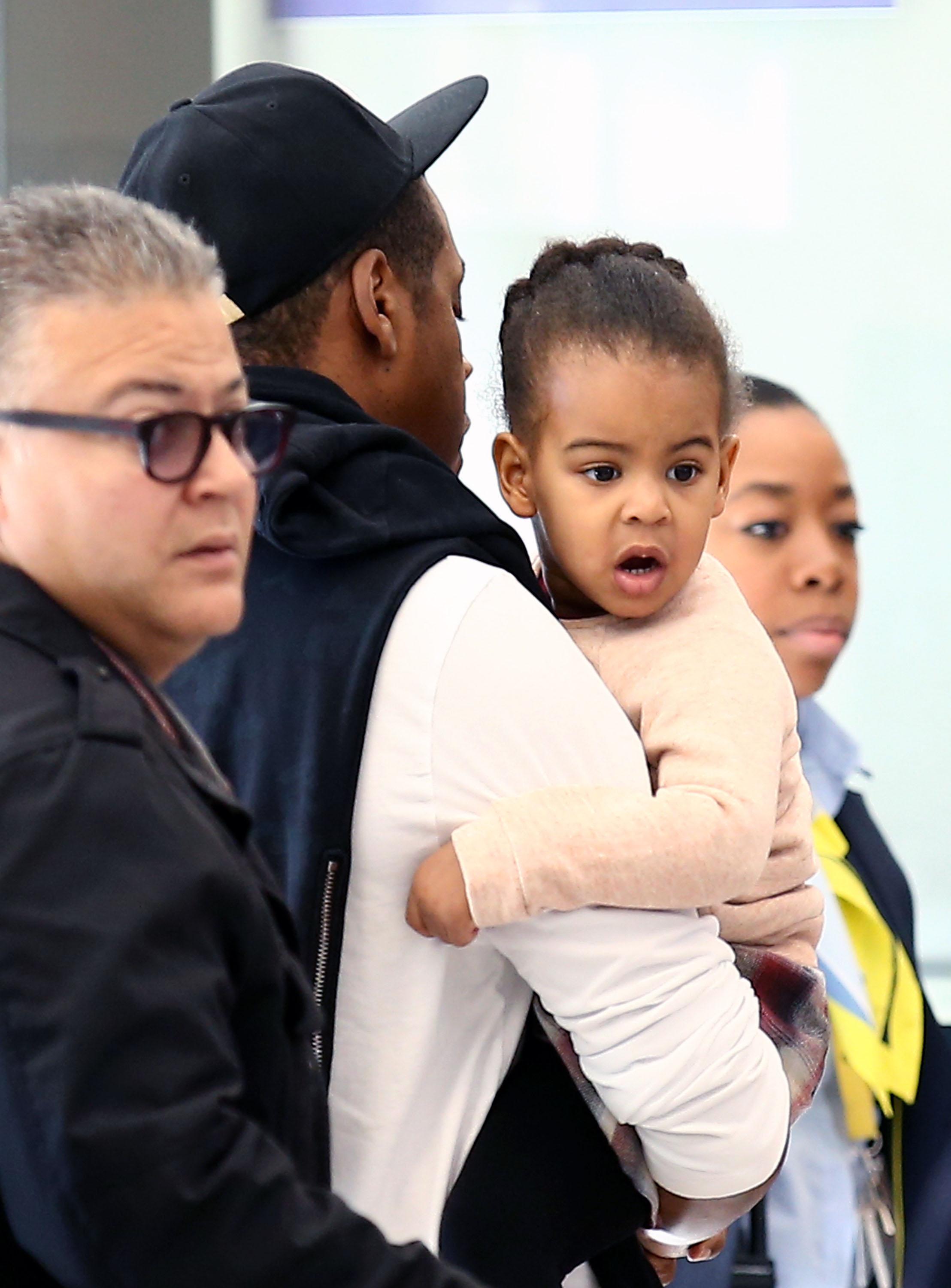 Beyonce &amp; Family Catch A Train Out Of Paris