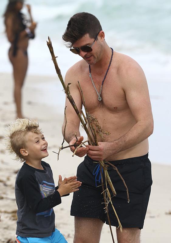 Robin Thicke, His Son Julian &amp; Girlfriend April Love Geary Enjoy A Day At The Beach In Miami