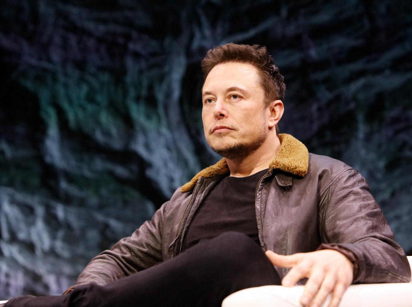 elon musk trolled pitiful dance moves music festival watch