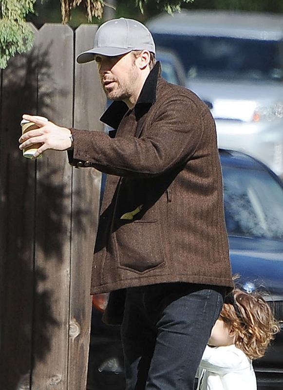 Exclusive&#8230; Ryan Gosling Running Errands With His Daughter