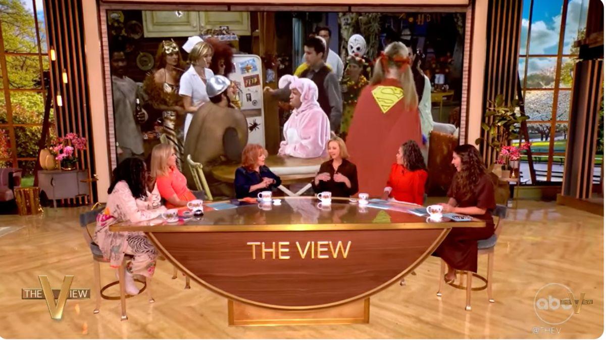 Photo of Lisa Kudrow revealed she would often tickle her 'Friends' costars on set.
