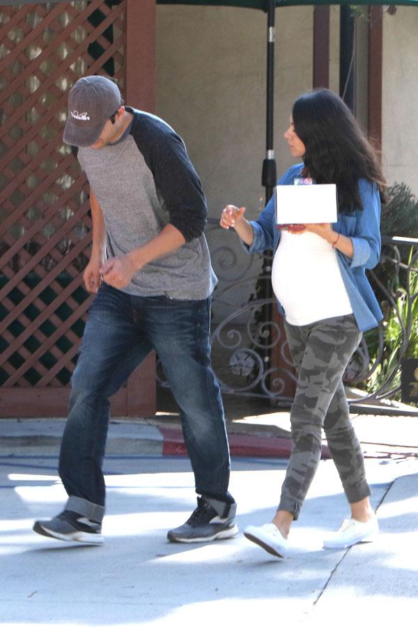 mila kunis pregnant baby bump