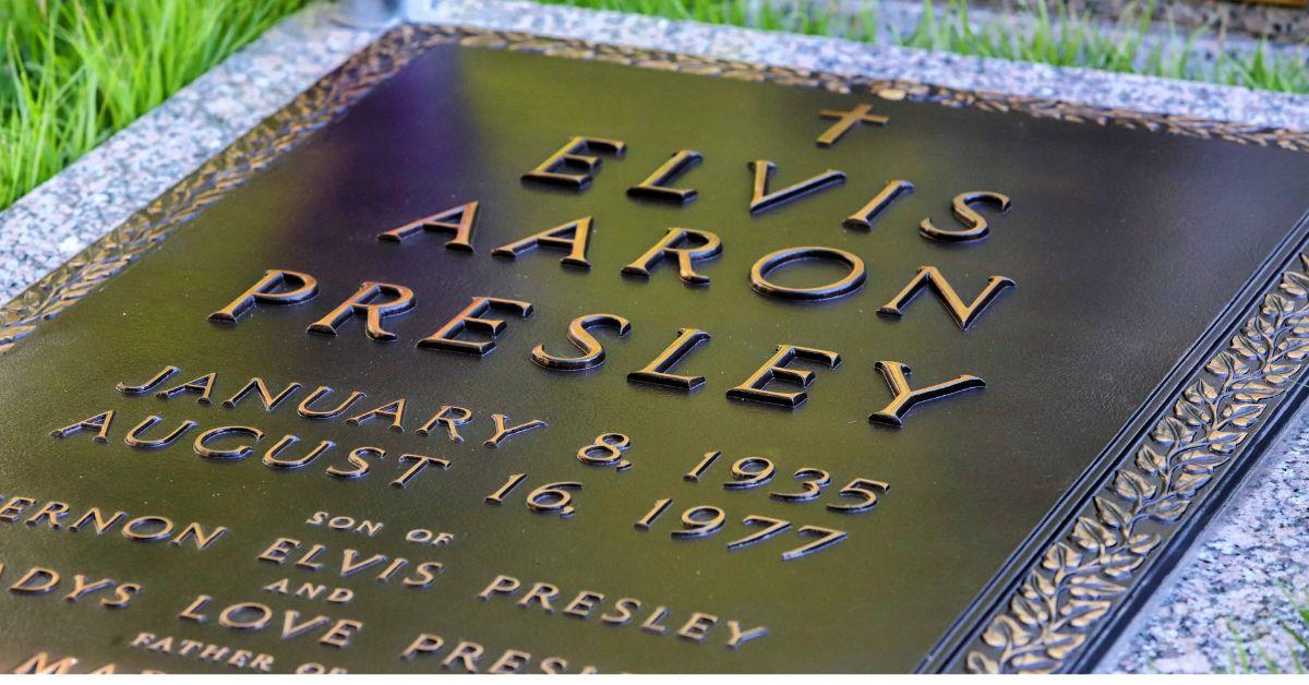 elvis presley grave graceland