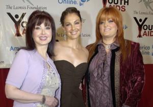 2011__04__Ashley_Judd_Naomi_Judd_Wynonna_Judd_April5newsnea 300&#215;210.jpg