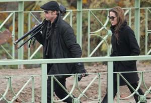 2010__11__brangelina_nov10_183a 300×204.jpg