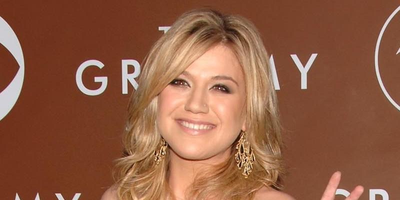 Kelly Clarkson Recalls Blacking Out After She Got 'so High' At The Dentist