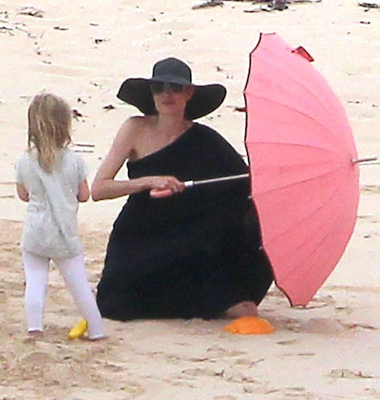 NO INTERNET USE W/O PRIOR AGREEMENT&#8230;Exclusive&#8230; Brad Pitt and Angelina Jolie&#8217;s Beach Day in Galapagos Islands