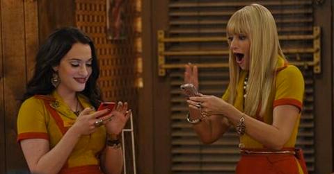 2 broke girls hosting peoples choice awards