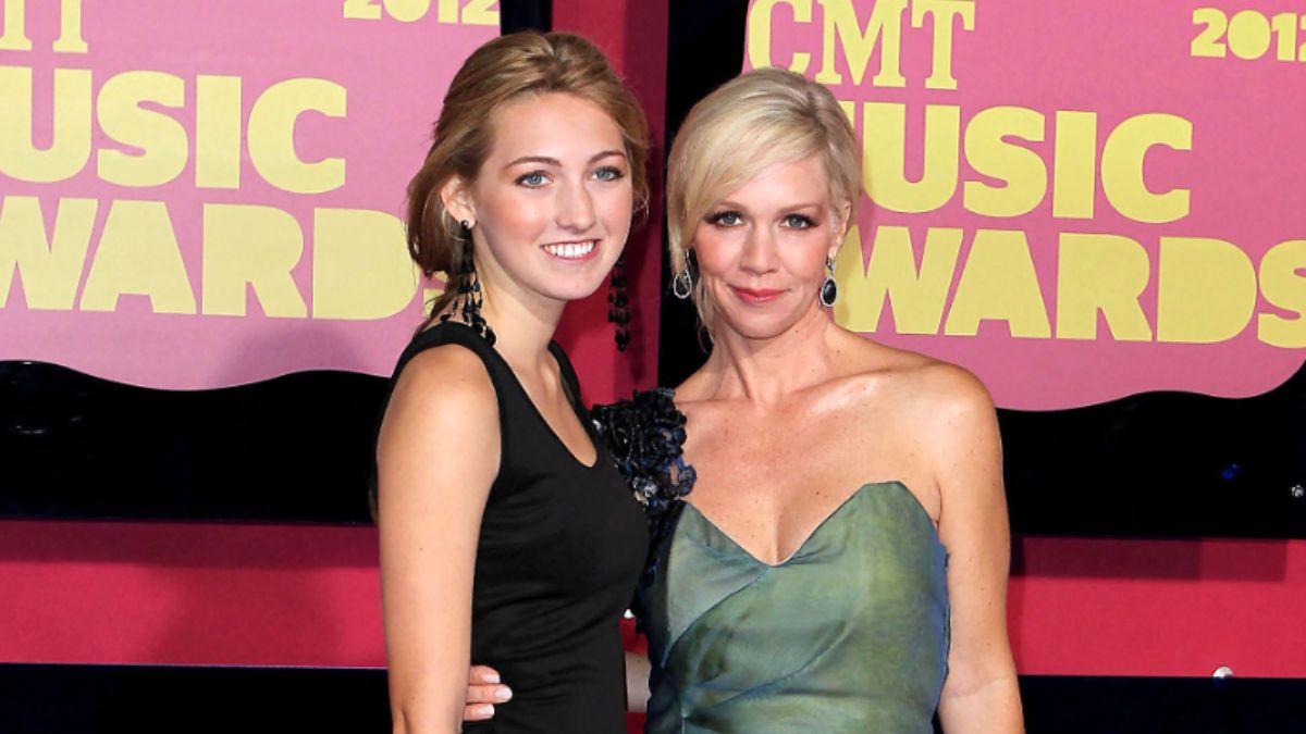 Image of Jennie Garth's daughter walked in on the actress cutting herself with shards of glass.