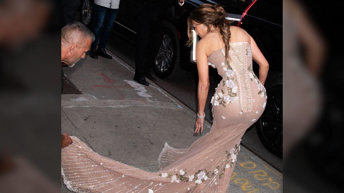 Photo of Jennifer Lopez's skirt fell off mid-performance during a concert in Poland.