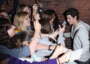 2010__07__Nick_Jonas_July16_71 300&#215;214.jpg