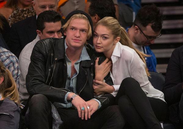 Cody simpson gigi hadid knicks game pda 03