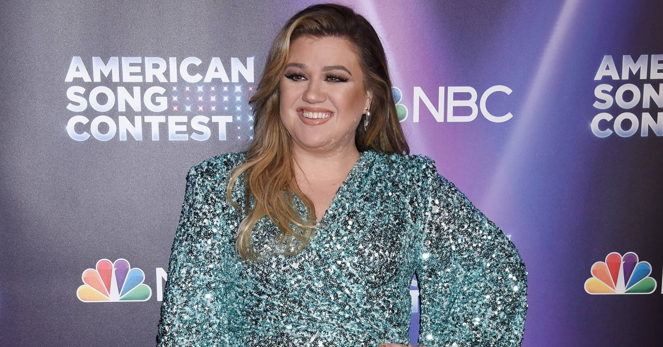 Kelly Clarkson Stuns In Glittering Dress As Show Returns