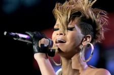 2010__02__rihanna_feb5_06_39 225×1491.jpg