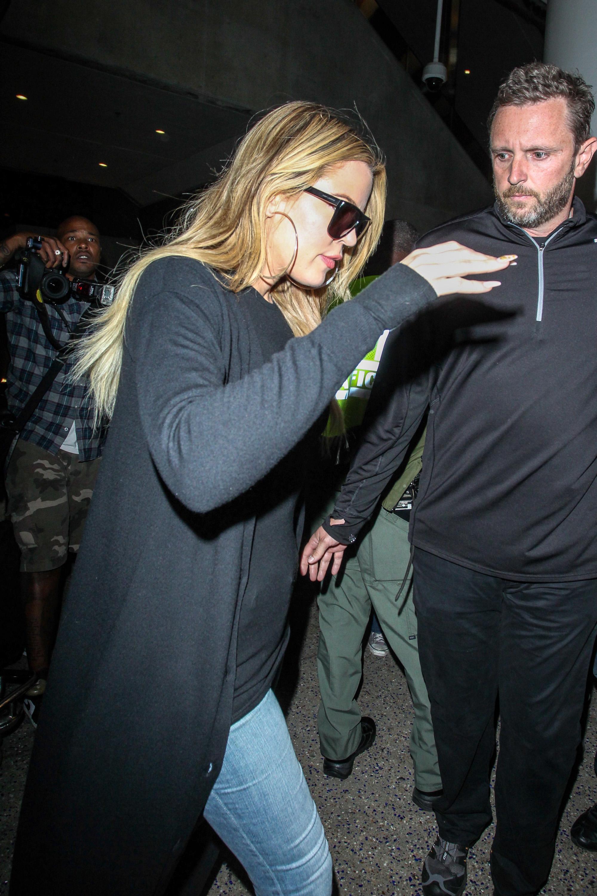 INF &#8211; Khloe Kardashian Gets Some Help Exiting LAX