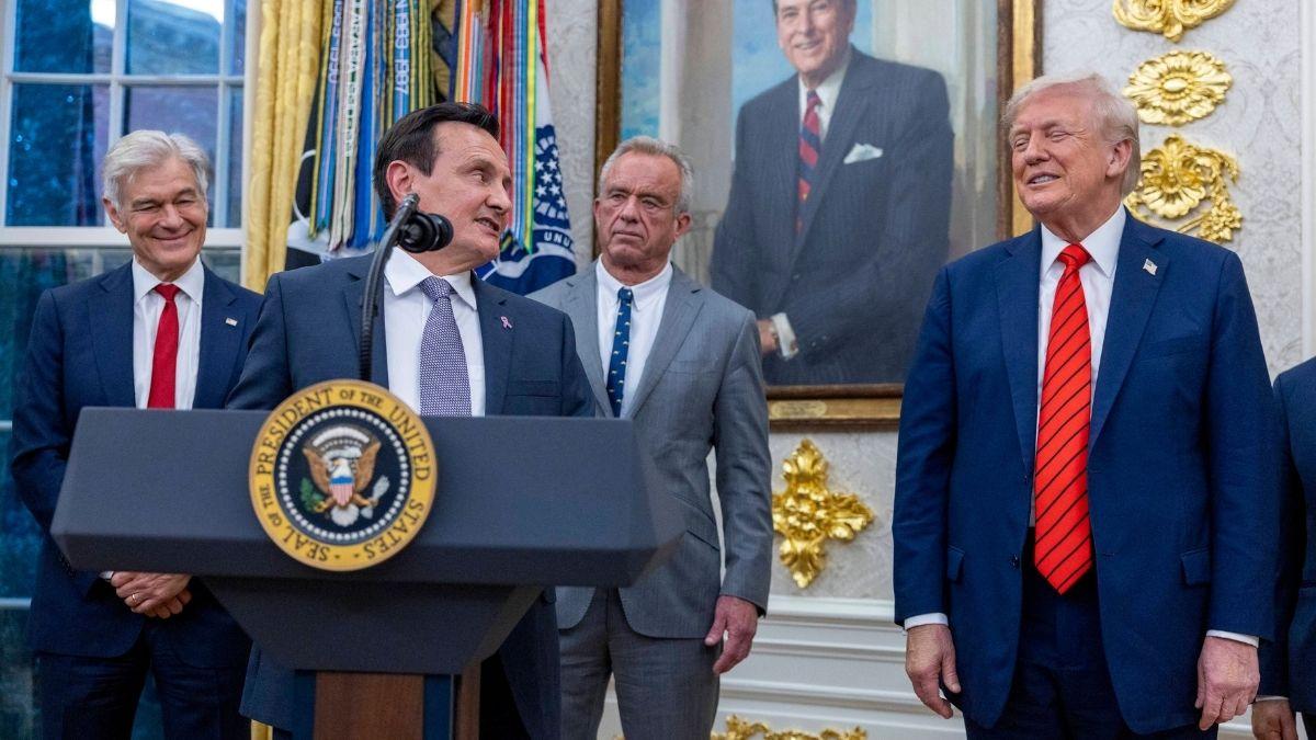 image of Donald trump and rfk jr.