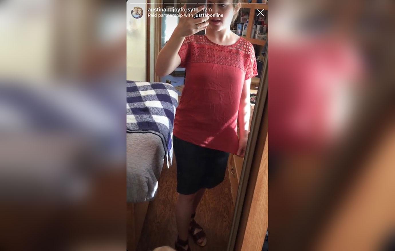 Joy-Anna Duggar baby bump mirror selfie