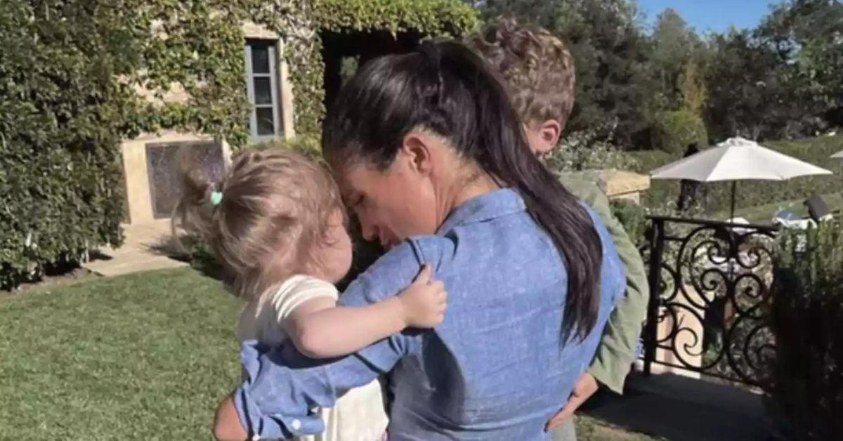 meghan markle prince harry accused photoshopping kids  christmas card