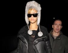 2009__11__rihanna_hotel_1horz 225&#215;174.jpg