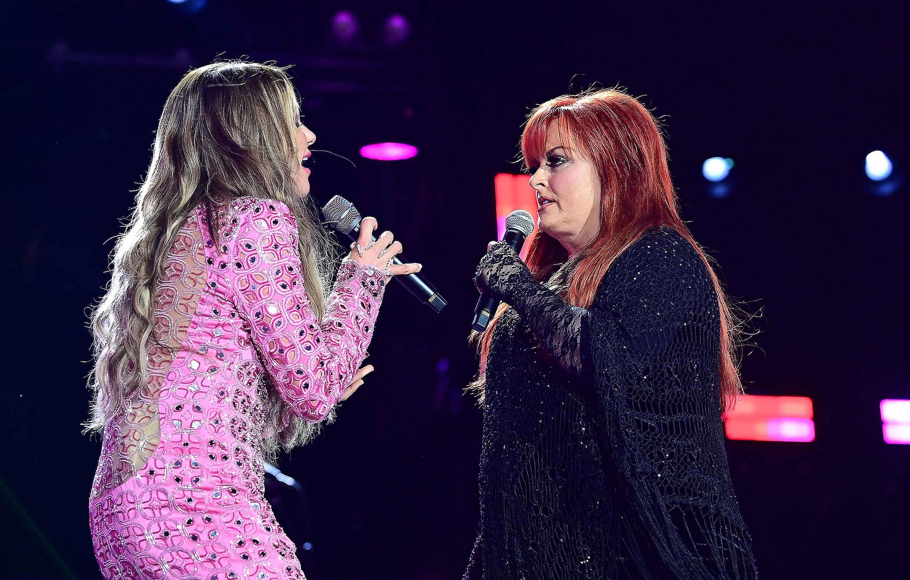 wynonna judd announces famous friends joining her on tour after moms passing