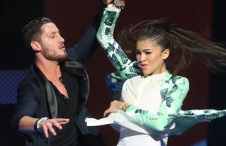 Zendaya val chmerkovskiy teaser_319x206.jpg