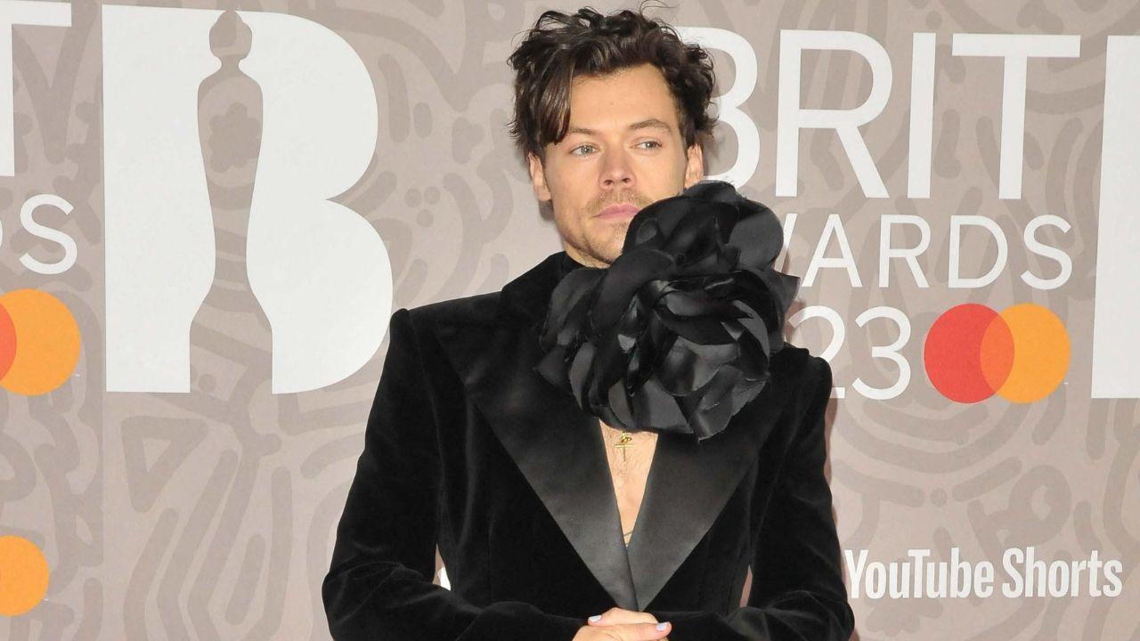 Image of Harry Styles showed off his legs in short black shorts as part of a custom Marc Jacobs look for his New York City performance.