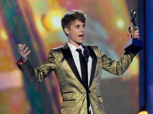 2011__05__Justin_Bieber_Twitter_May31news 300×225.jpg