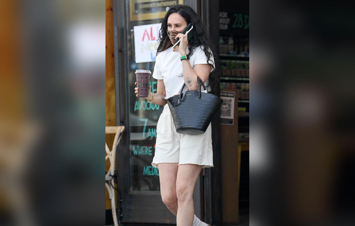 rumer willis picks up a juice at kreation