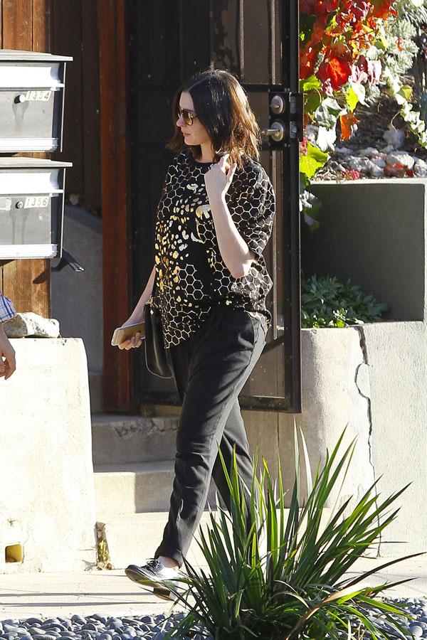 anne hathaway baby bump