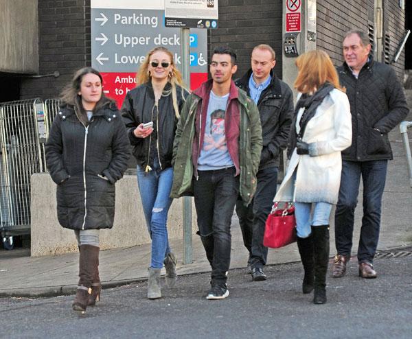 Joe jonas meets girlfriend sophie turner parents 08