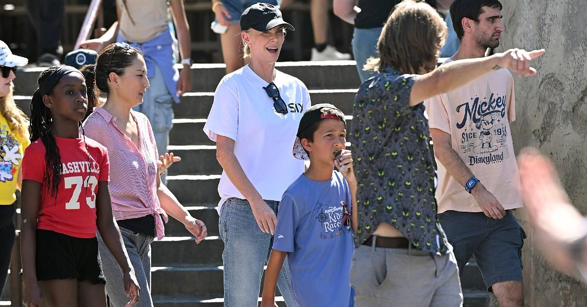 Photo of Charlize Theron and her daughter were guided by a VIP host.
