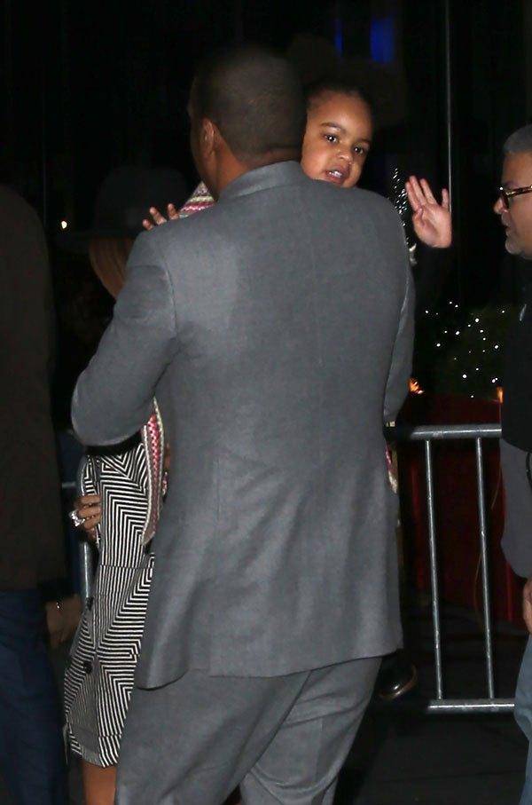 Beyonce And Jay Z Take Blue Ivy To Watch Annie And She Waves To Fans!