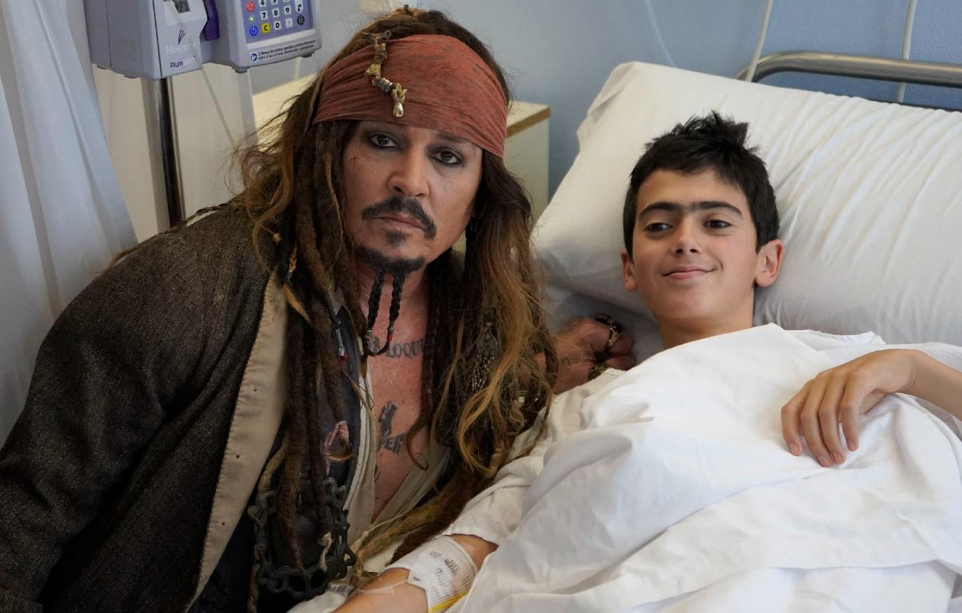 johnny depp dresses jack sparrow sick children hospital spain photos