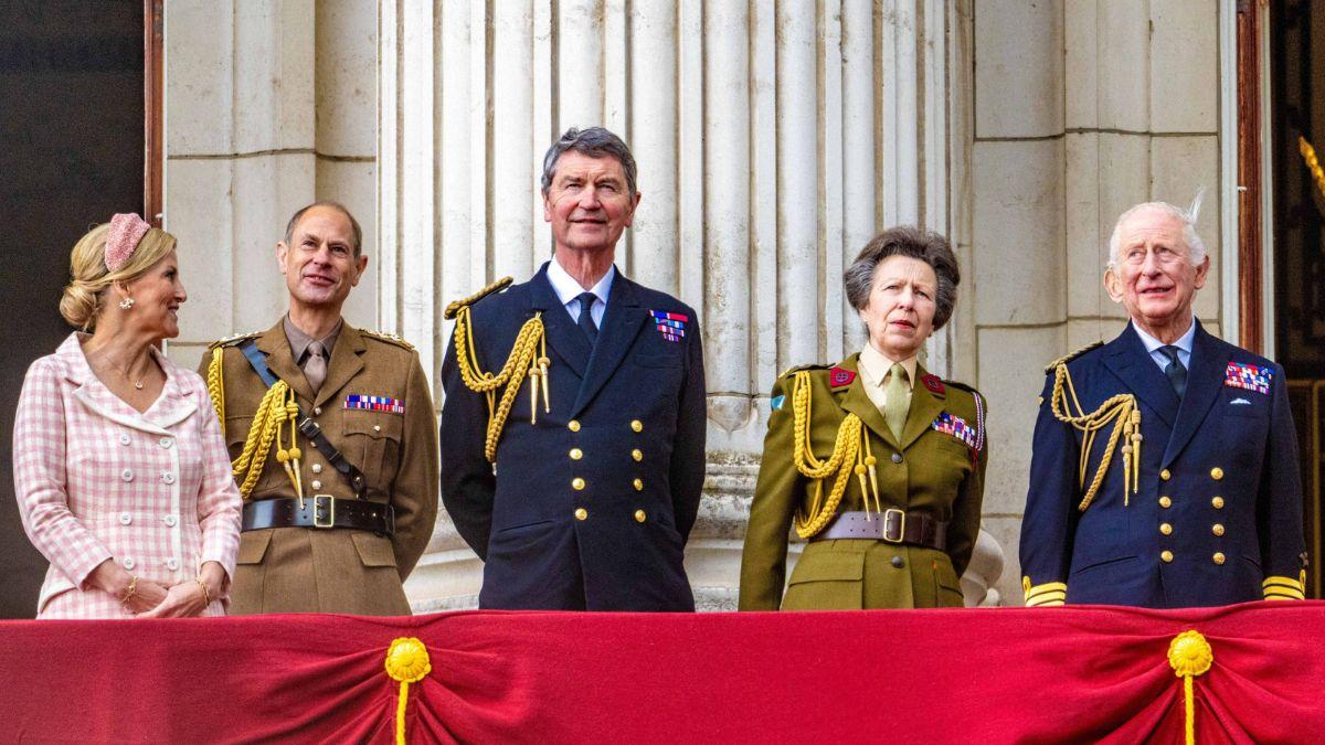 image of royal family 