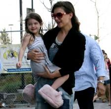 2010__04__katie_holmes_april_7ma 225×221.jpg