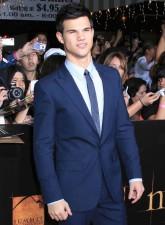 2010__01__Taylor_Lautner_jan20newsnea 165&#215;225.jpg