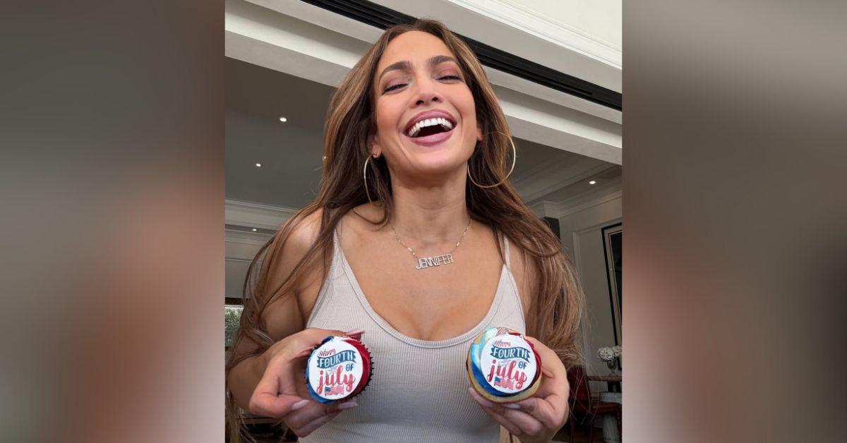 braless jennifer lopez celebrates july th photo