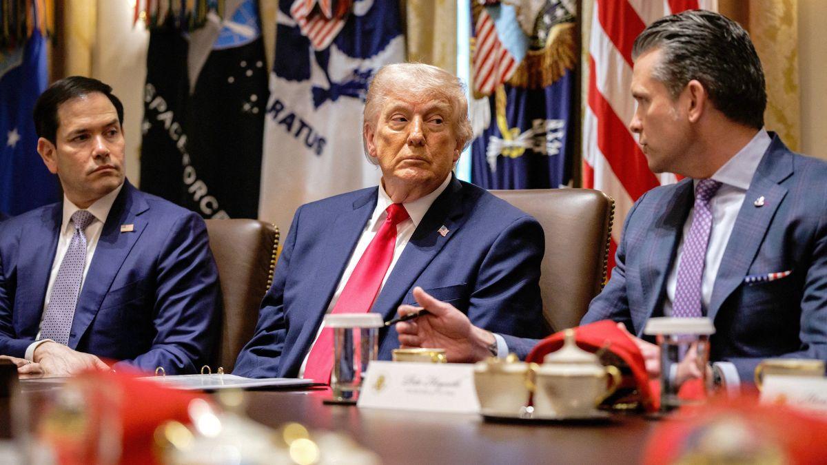 Photo of Marco Rubio said 'Mr. President' twice in 30 seconds during a Cabinet meeting.