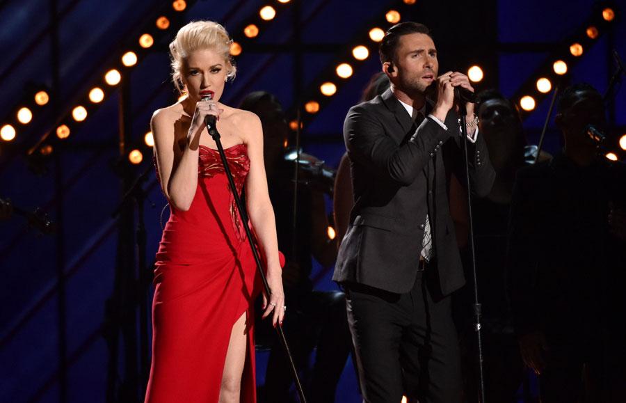 Gwen stefani adam levine performing at the 2015 grammy awards 02