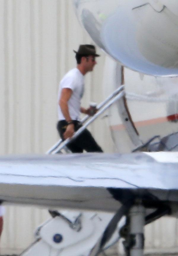 Jennifer aniston justin theroux private jet honeymoon splash