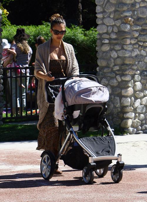 2011__10__jessica alba baby 10092011L_ _1.jpg