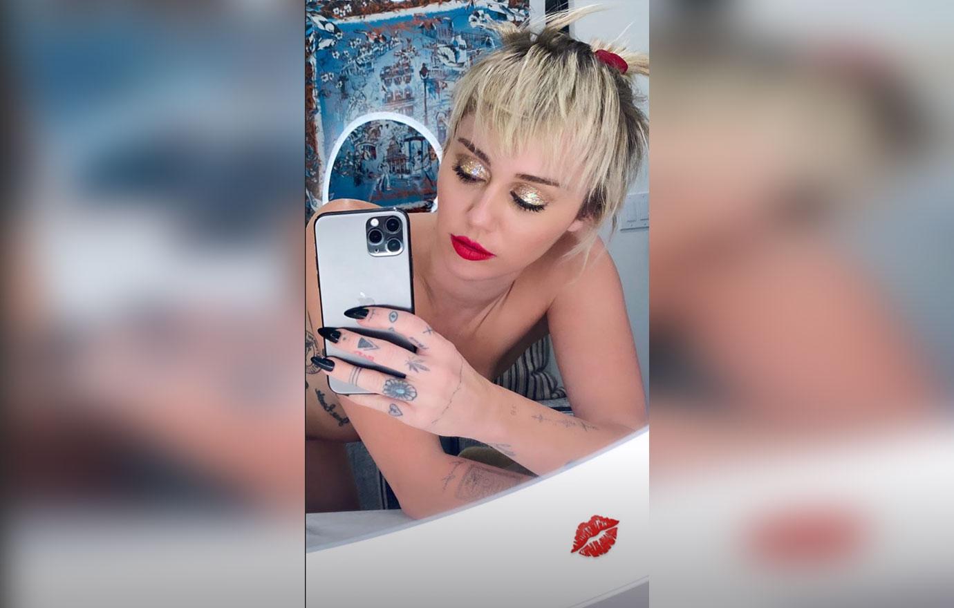Miley Cyrus Nude Selfie Pictures: Singer Poses In Front Of A Mirror For